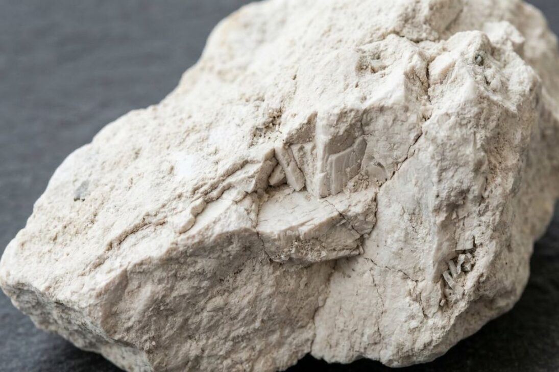 Jadarita, mineral descoberto na Sérvia, tem fórmula idêntica à da kryptonita do Superman e apresenta fluorescência sob luz ultravioleta. Cristal é rico em lítio.
