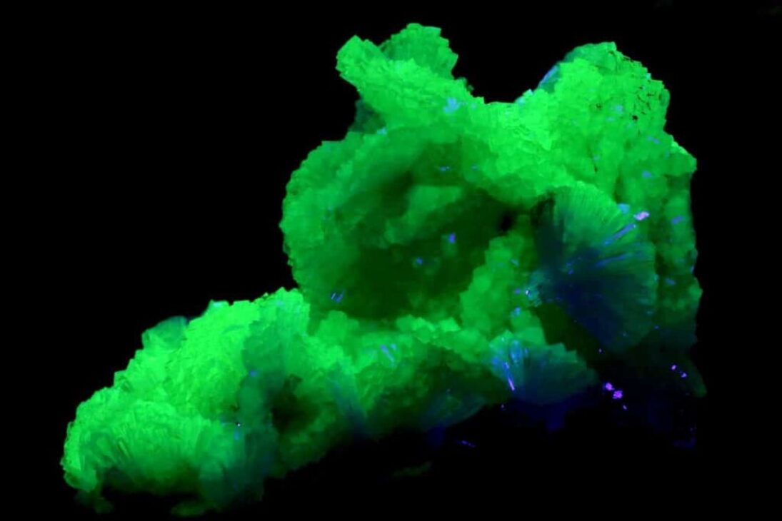Jadarita, mineral descoberto na Sérvia, tem fórmula idêntica à da kryptonita do Superman e apresenta fluorescência sob luz ultravioleta. Cristal é rico em lítio.