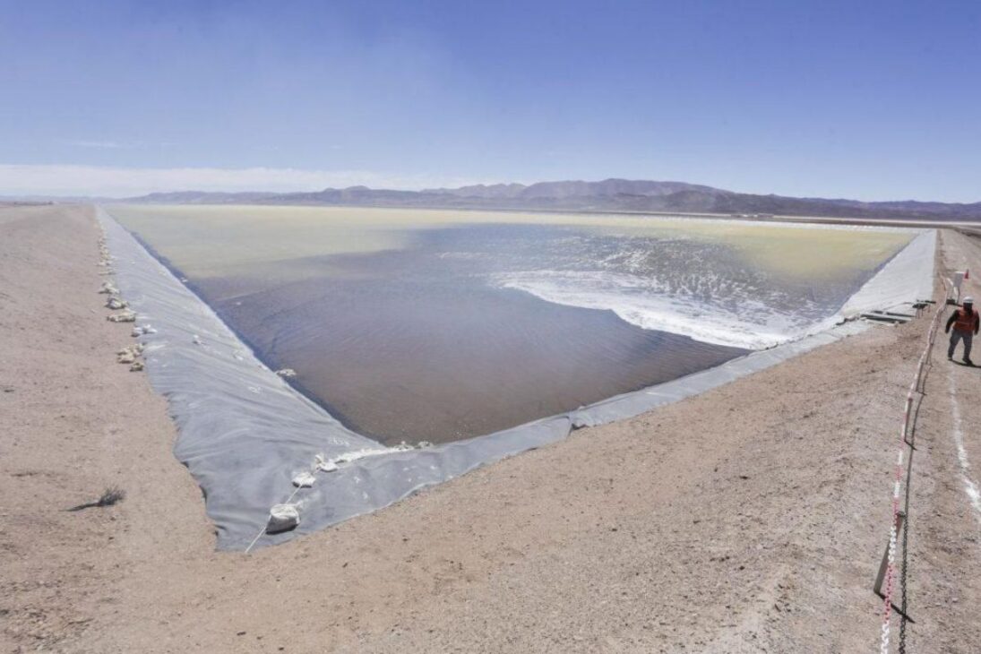 Lítio com PFAS em salmoura ajuda a reduzir impacto ambiental e melhora baterias com extração mais rápida e menos uso de água.