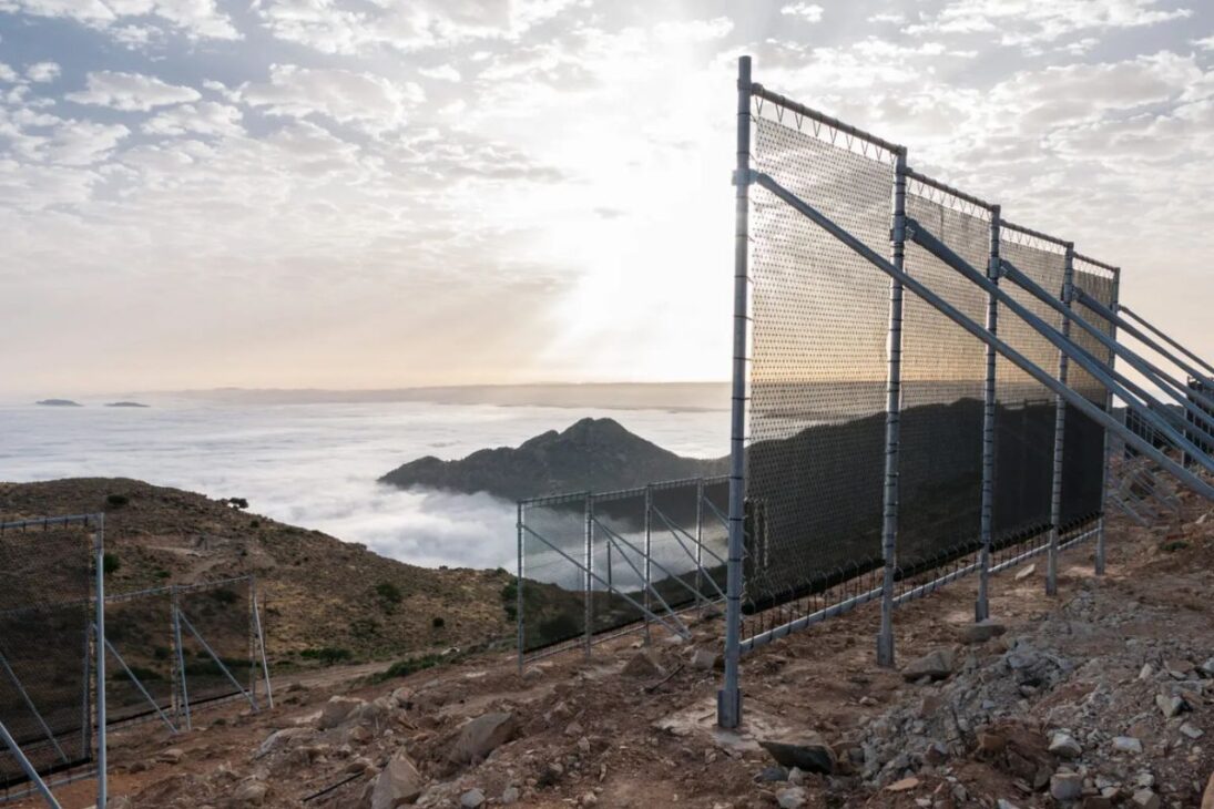 Cloud Fisher transforma névoa em água potável no Marrocos, no limite do Saara, e mostra como a engenharia pode aliviar a seca.