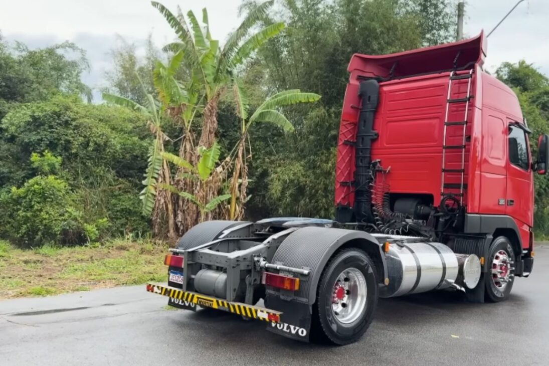 O Volvo segue como caminhão de trabalho, soma 2 milhões de km originais, mantém manutenção cuidadosa e roda sem abrir o motor.