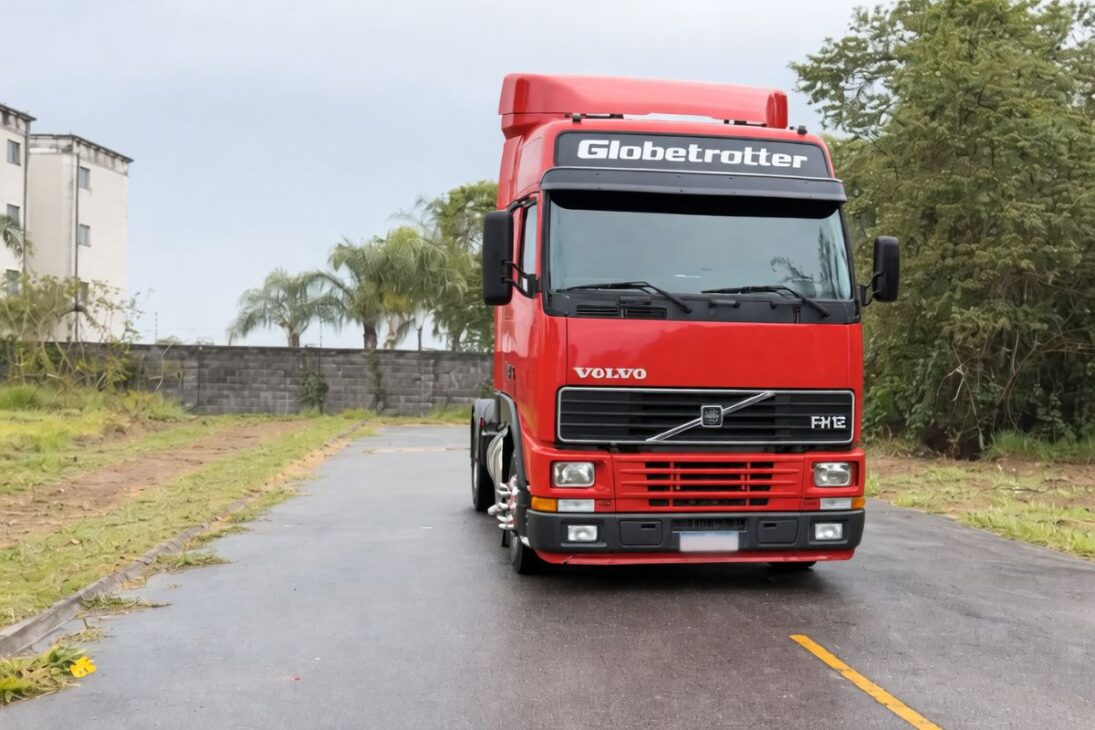O Volvo segue como caminhão de trabalho, soma 2 milhões de km originais, mantém manutenção cuidadosa e roda sem abrir o motor.