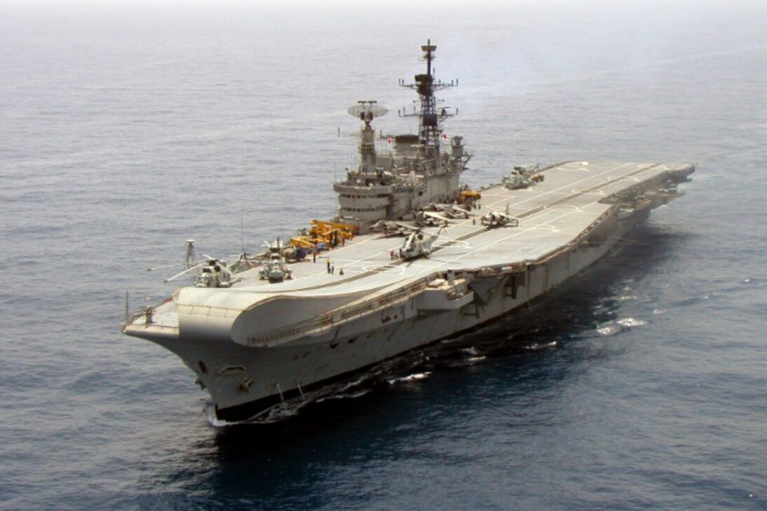INS Viraat nasceu na Marinha Indiana? Não: virou porta-aviões da Índia, marcou a aviação naval e atravessou décadas de serviço.