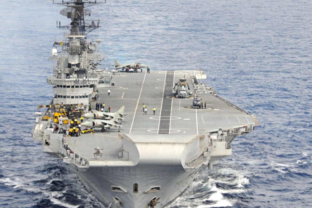 INS Viraat nasceu na Marinha Indiana? Não: virou porta-aviões da Índia, marcou a aviação naval e atravessou décadas de serviço.