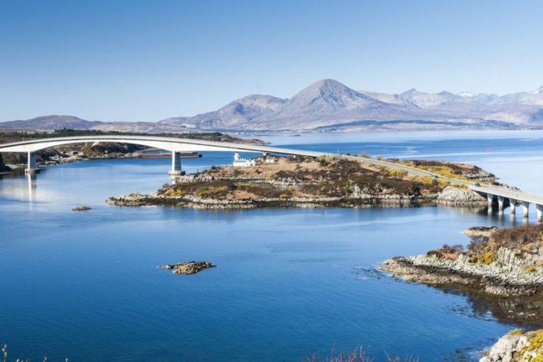 Skye Bridge acelera acesso à Ilha de Skye, troca balsas por estrada e impulsiona turismo nas Highlands com engenharia e debate sobre pedágio.