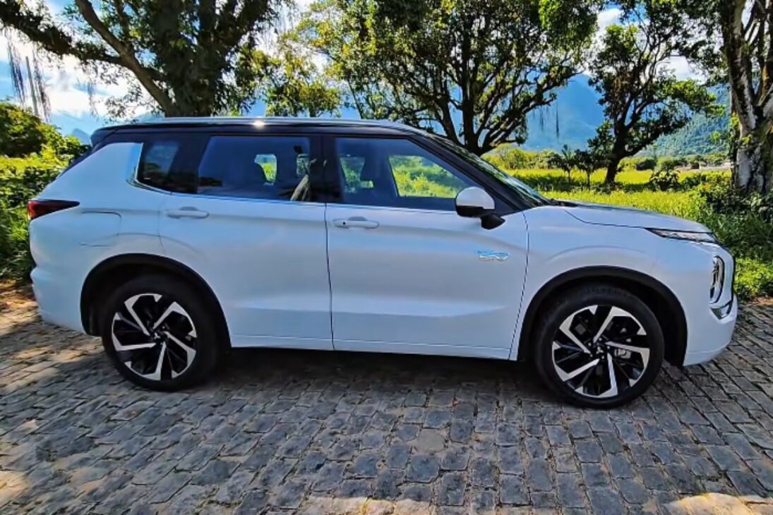 Mitsubishi Outlander combina tecnologia, conforto, tração 4x4 e sete lugares em SUV eletrificado com proposta premium.