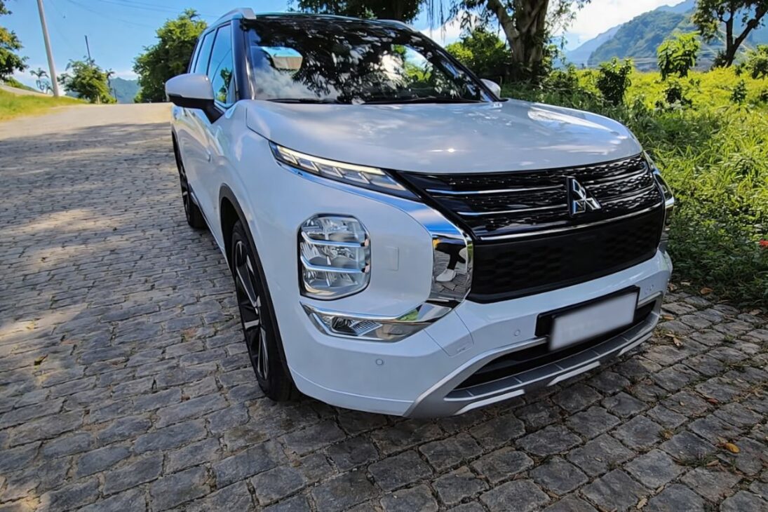 Mitsubishi Outlander combina tecnologia, conforto, tração 4x4 e sete lugares em SUV eletrificado com proposta premium.