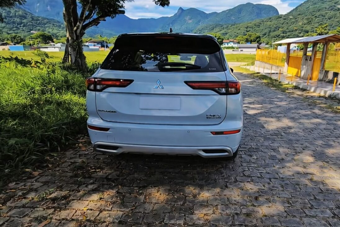 Mitsubishi Outlander combina tecnologia, conforto, tração 4x4 e sete lugares em SUV eletrificado com proposta premium.