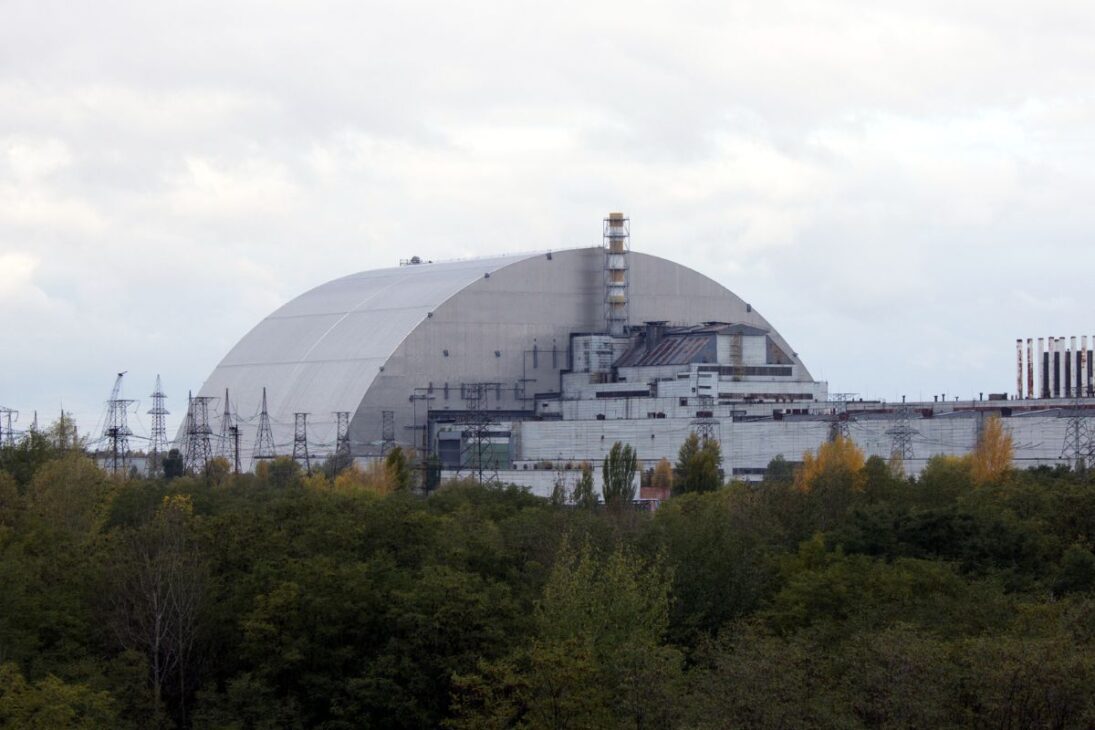 Novo Confinamento Seguro de Chernobyl usa engenharia após acidente nuclear, cobre o sarcófago e contém radiação.