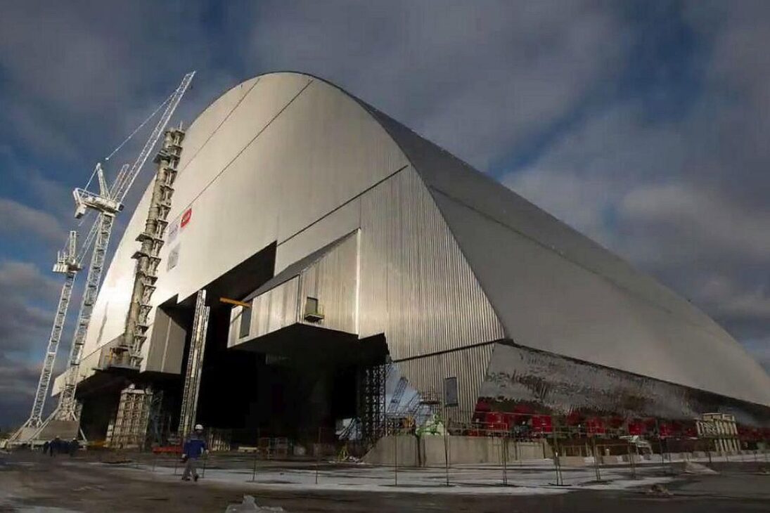 Novo Confinamento Seguro de Chernobyl usa engenharia após acidente nuclear, cobre o sarcófago e contém radiação.