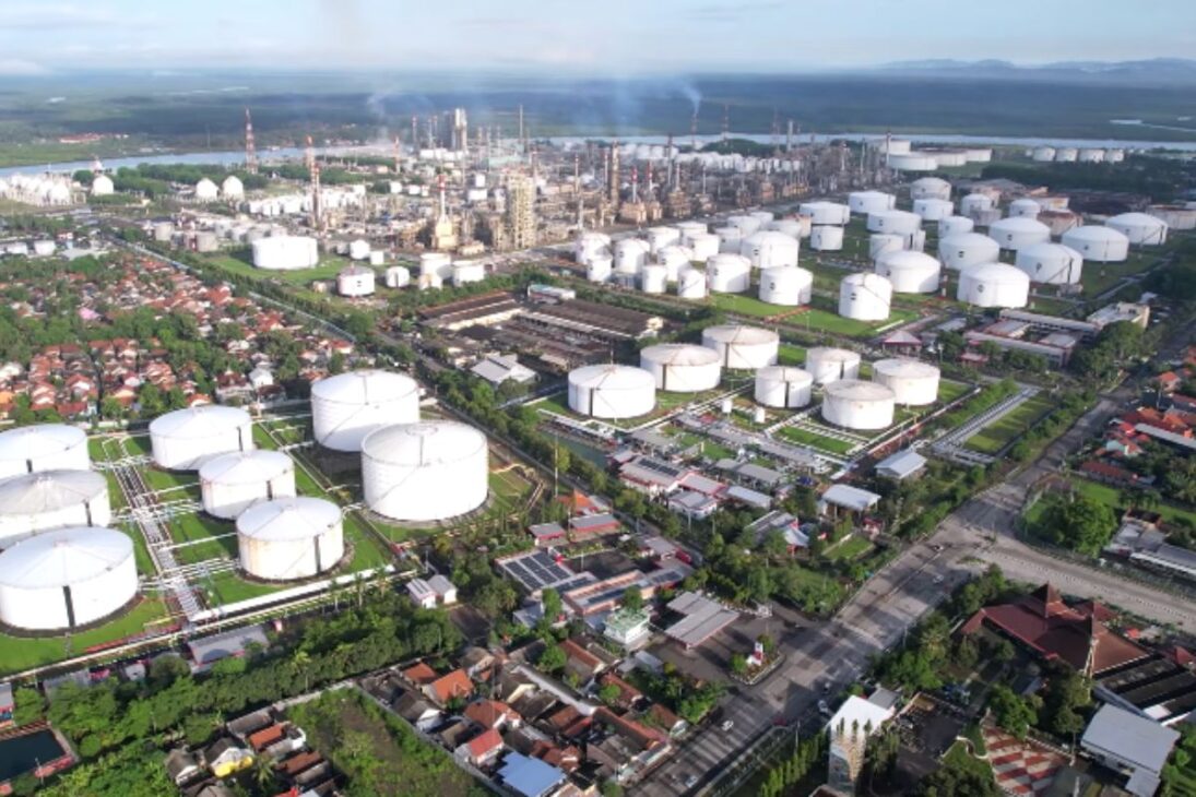 China amplia armazenamento de petróleo com tanques gigantes no porto de Shandong e reduz gargalos logísticos na costa leste.