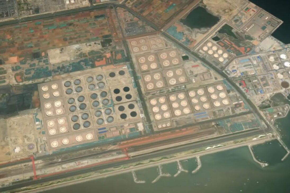 China amplia armazenamento de petróleo com tanques gigantes no porto de Shandong e reduz gargalos logísticos na costa leste.