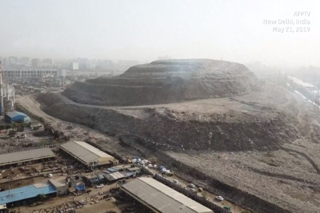 aterro de Ghazipur virou símbolo de lixo e resíduos em Nova Délhi, formando uma montanha de lixo que expõe a crise urbana.