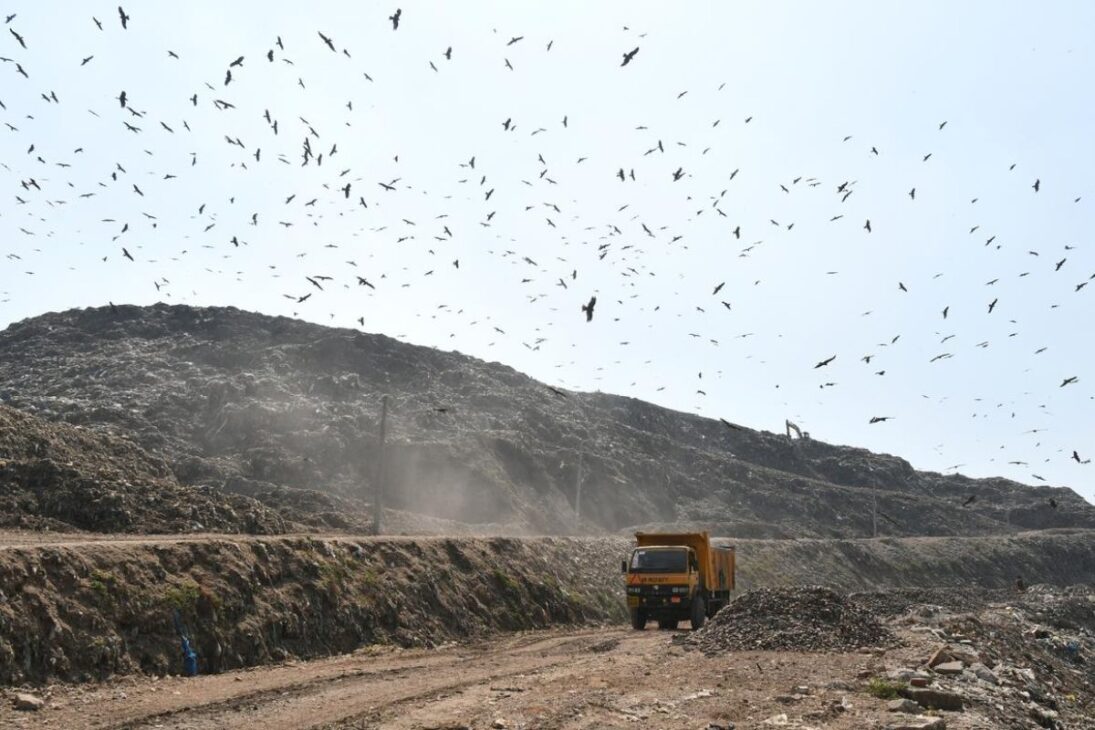 aterro de Ghazipur virou símbolo de lixo e resíduos em Nova Délhi, formando uma montanha de lixo que expõe a crise urbana.