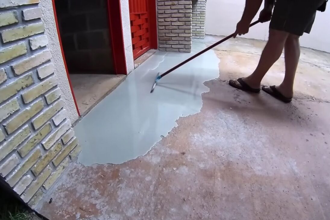 piso de concreto irregular recebe cimento autonivelante, resina e rolo fura-bolha em um método simples que nivela, dá brilho e reduz muito o custo da reforma.
