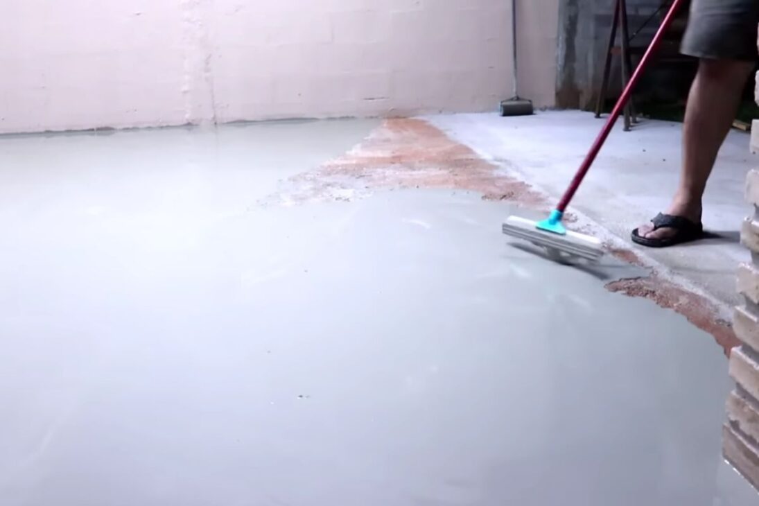 piso de concreto irregular recebe cimento autonivelante, resina e rolo fura-bolha em um método simples que nivela, dá brilho e reduz muito o custo da reforma.