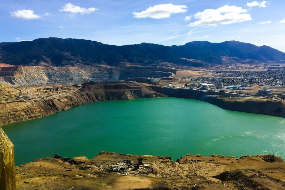 Berkeley Pit mostra como mineração em mina de cobre criou água ácida e metais pesados em um dos passivos ambientais mais extremos dos EUA.