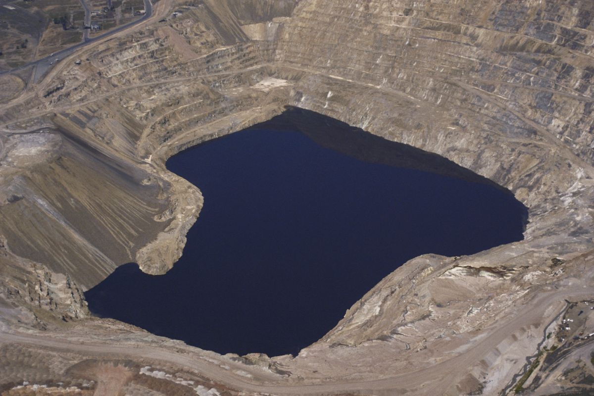 Berkeley Pit mostra como mineração em mina de cobre criou água ácida e metais pesados em um dos passivos ambientais mais extremos dos EUA.