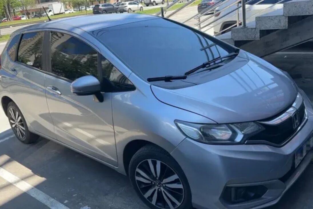 Honda Fit com espaço interno amplo, porta-malas versátil, transmissão automática suave e manutenção previsível para rotina de família.