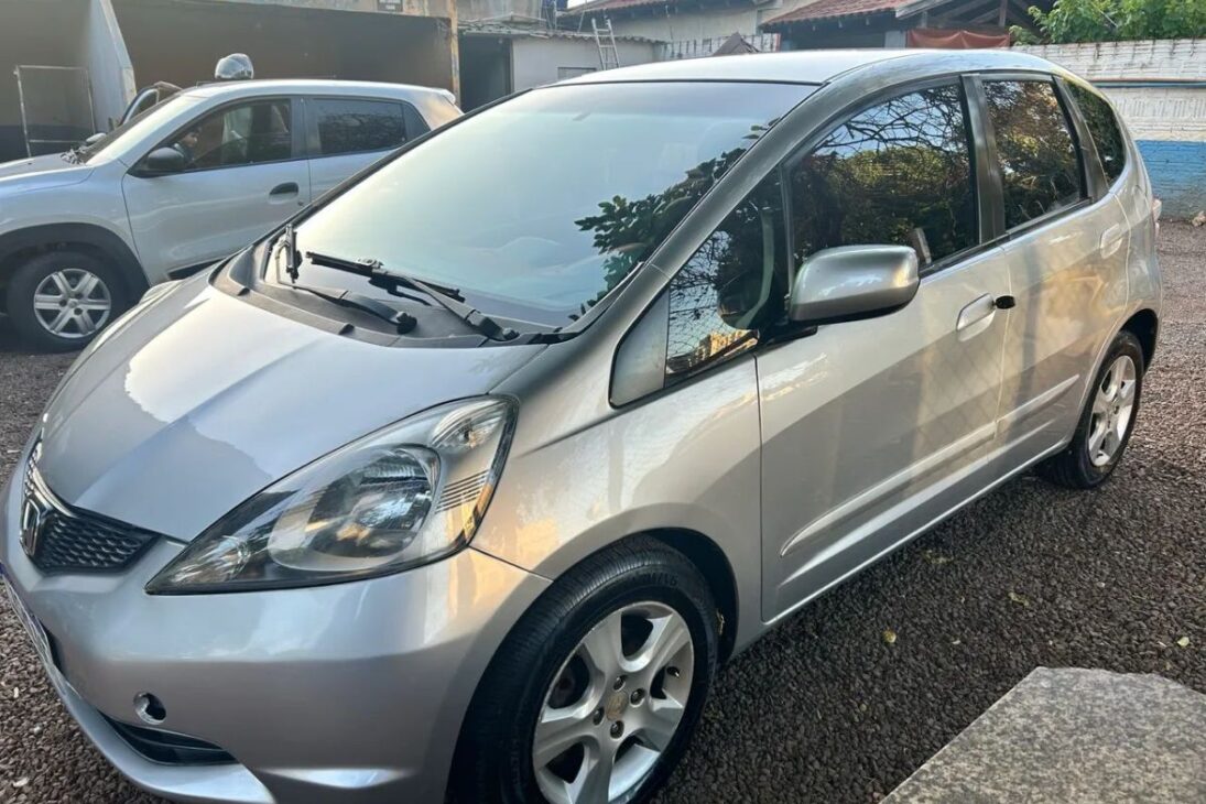 Honda Fit com espaço interno amplo, porta-malas versátil, transmissão automática suave e manutenção previsível para rotina de família.