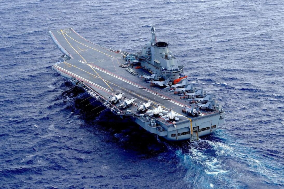 Liaoning nasceu de um casco soviético da União Soviética, virou porta-aviões da China e mudou o equilíbrio naval asiático.