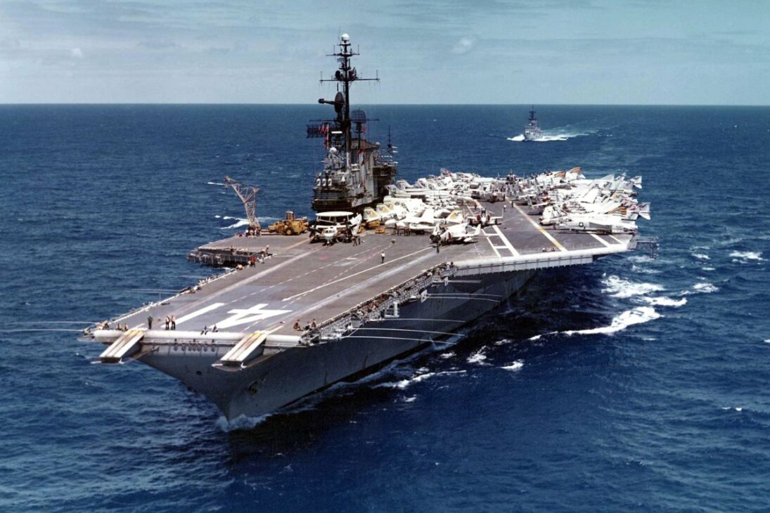 USS Midway virou porta-aviões da Guerra Fria e da Guerra do Vietnã antes de se tornar museu histórico visitado por milhões.