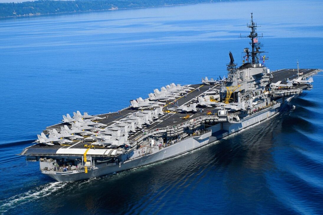 USS Midway virou porta-aviões da Guerra Fria e da Guerra do Vietnã antes de se tornar museu histórico visitado por milhões.