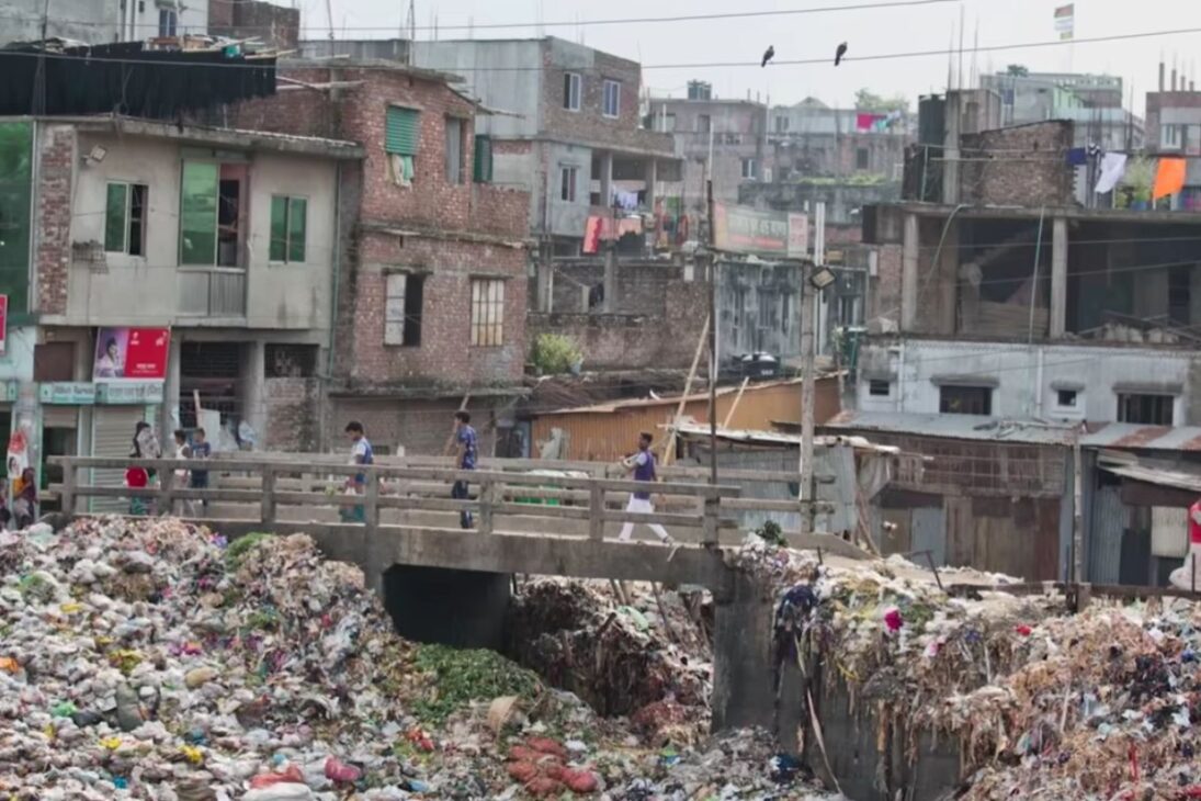 Em Bangladesh, voluntários retiram lixo e resíduos de ruas e rios e mostram como a mobilização pode transformar bairros.