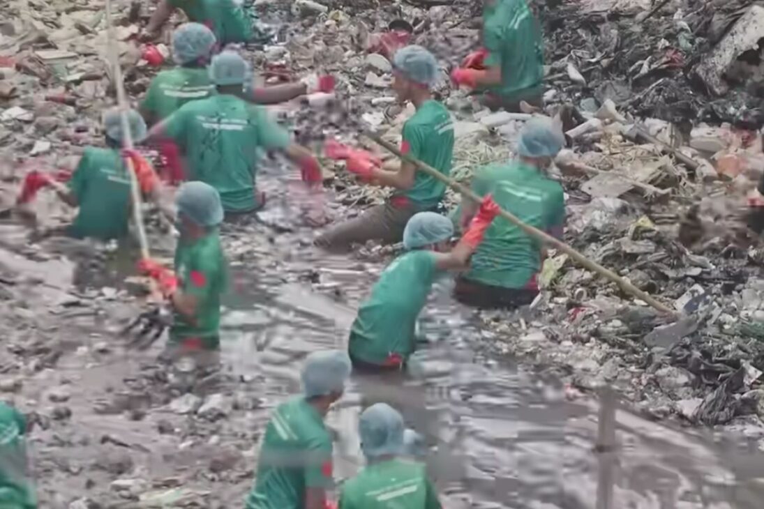 Em Bangladesh, voluntários retiram lixo e resíduos de ruas e rios e mostram como a mobilização pode transformar bairros.