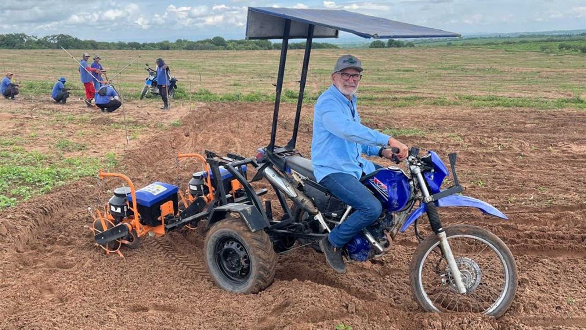 Com tratores fora do alcance do pequeno produtor, triciclo criado pela Embrapa Algodão vira solução barata e eficiente e ganha destaque nacional