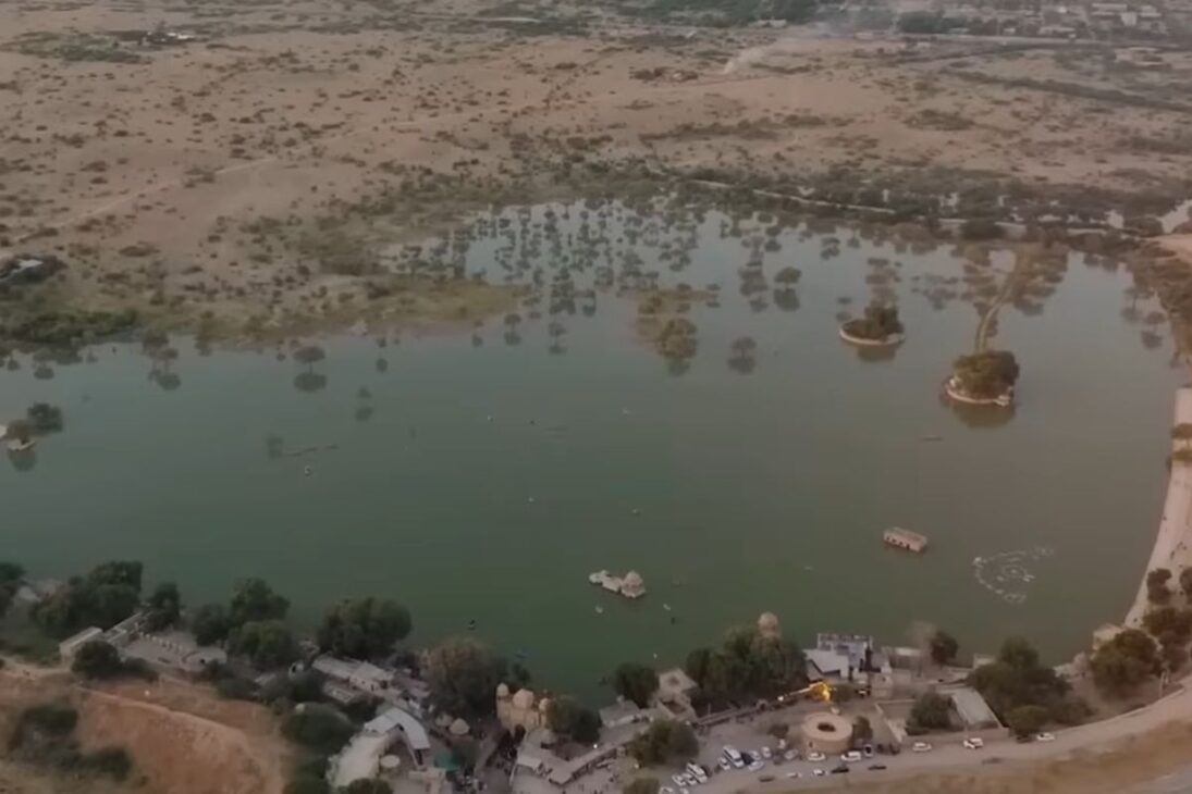Oásis produtivo mostra como agricultores usam chuva e água para regenerar o deserto com técnicas simples e alta eficiência.
