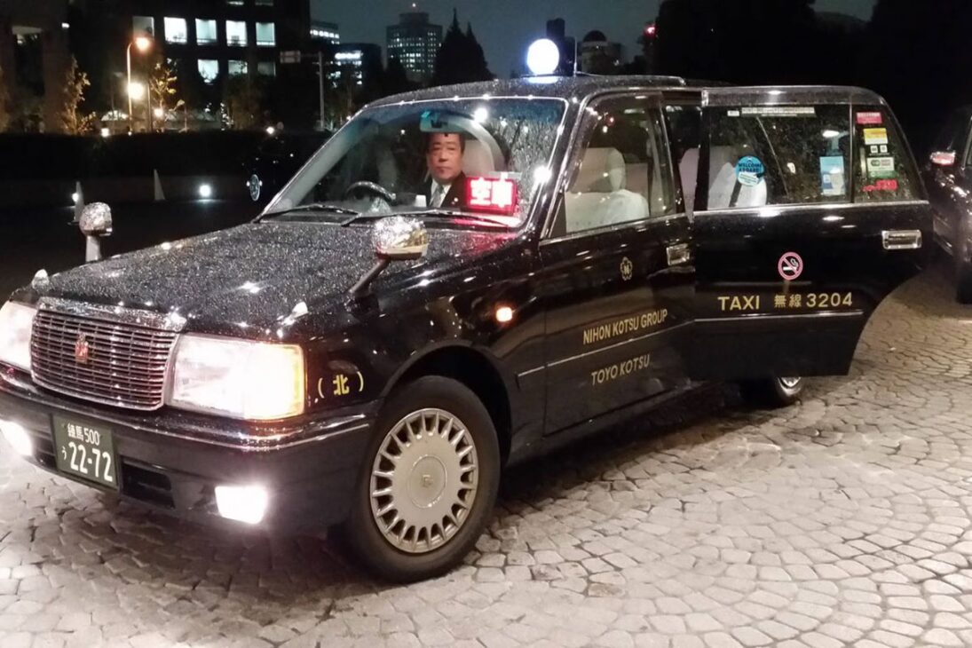 Por que táxis japoneses passam de 1 milhão km: Shaquen, Toyota Crown, manutenção preventiva e direção suave mantêm a frota rodando.