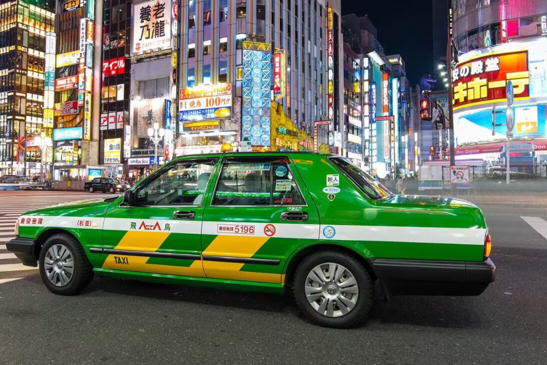 Por que táxis japoneses passam de 1 milhão km: Shaquen, Toyota Crown, manutenção preventiva e direção suave mantêm a frota rodando.