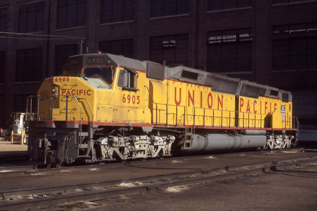 DDA40X da Union Pacific mostra como locomotiva diesel sem aderência no trilho de aço não transforma potência em tração.