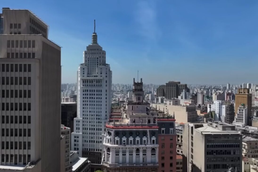Prédio Martinelli renasce com rooftop, restaurante e visitação no terraço. O prédio histórico tenta recuperar vida no centro de São Paulo.