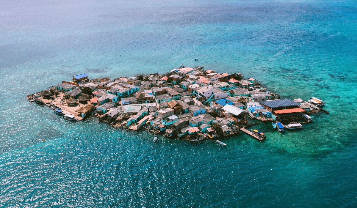 Santa Cruz del Islote concentra moradores em área mínima no Caribe colombiano e expõe desafios de água, energia e infraestrutura. (Imagem: Reprodução)
