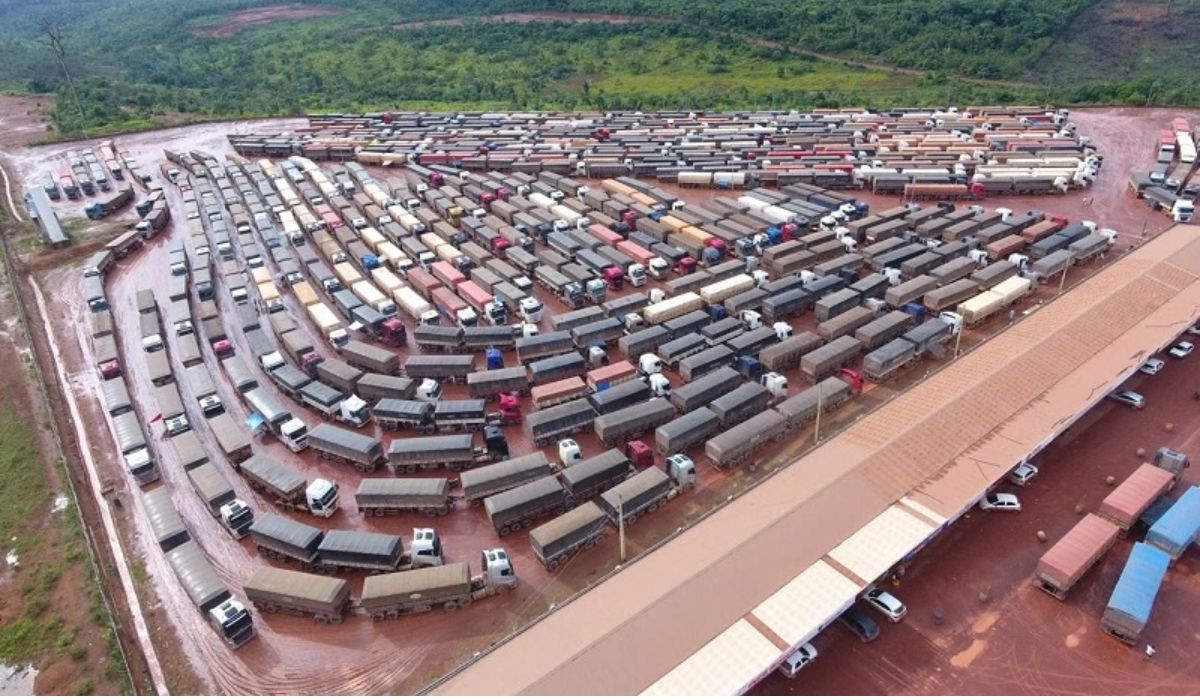 Motoristas enfrentam fila de 45 km e até 3 dias sem água ou banheiro para descarregar soja no porto de Miritituba, no Pará.