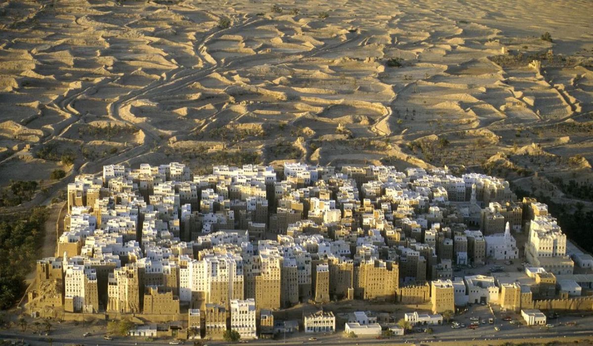Shibam, no Iêmen, reúne torres de barro de até 30 metros e revela como uma cidade murada virou símbolo do urbanismo vertical. (Imagem: Reprodução)