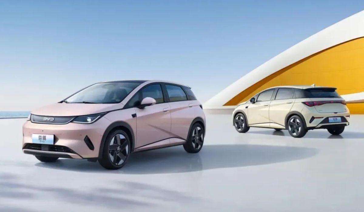 BYD Dolphin 2027 terá novo visual, mais potência e interior revisto. Veja o que muda no hatch elétrico da BYD para o Brasil. (Imagem: Divulgação)