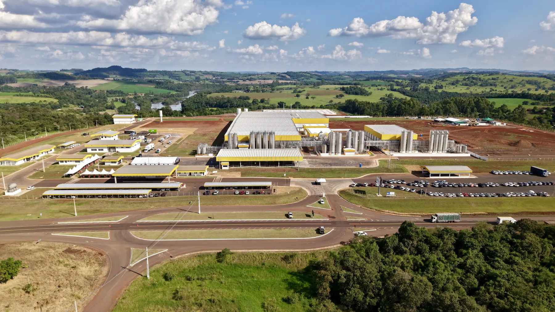 Com investimento de R$ 612 milhões, capacidade para processar 1,2 milhão de litros de leite por dia, Piracanjuba inaugura mega fábrica de queijo que amplia produção nacional, reduz dependência de importações e reposiciona o Brasil no mapa global de lácteos