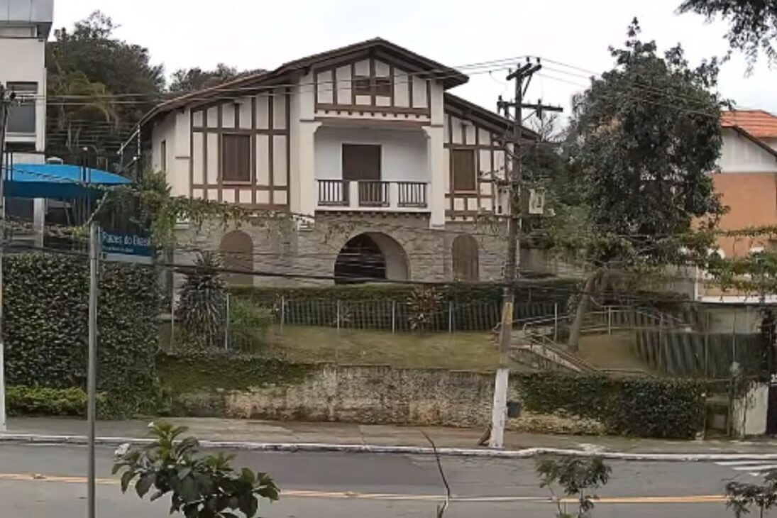 Mansões gigantes no Pacaembu: casarões, estádio e obra do metrô revelam o contraste histórico e urbano de um dos bairros mais curiosos de São Paulo.