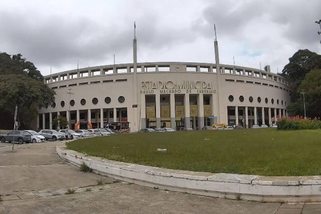 Mansões gigantes no Pacaembu: casarões, estádio e obra do metrô revelam o contraste histórico e urbano de um dos bairros mais curiosos de São Paulo.