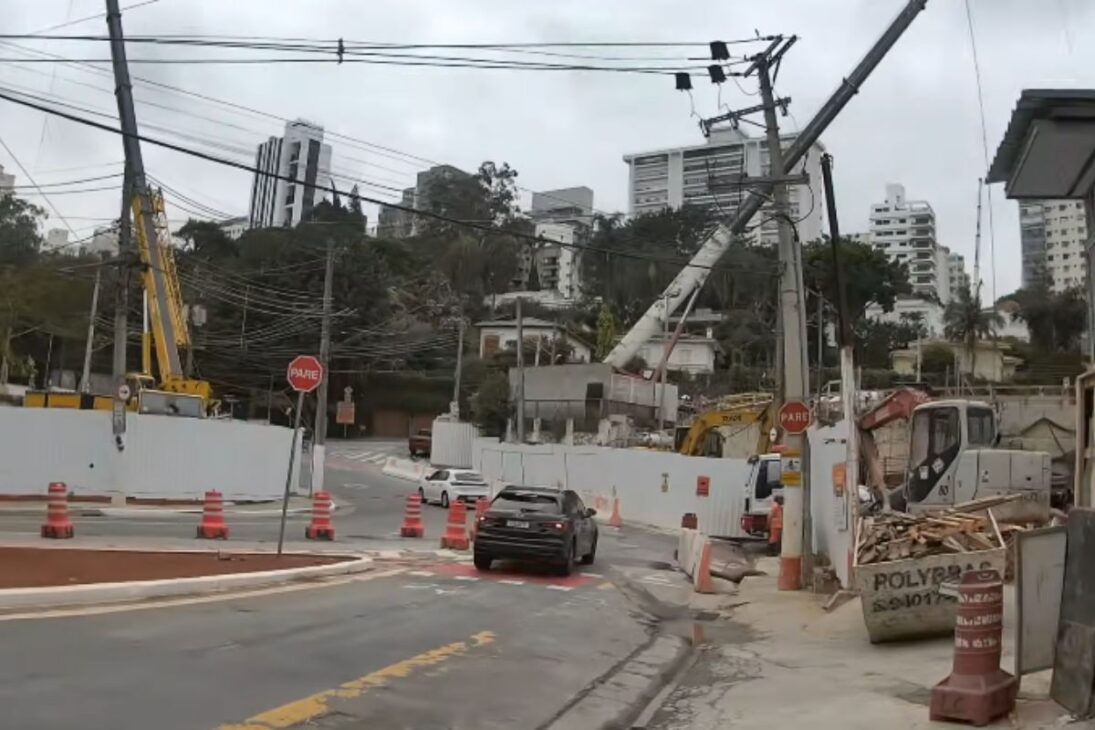 Mansões gigantes no Pacaembu: casarões, estádio e obra do metrô revelam o contraste histórico e urbano de um dos bairros mais curiosos de São Paulo.