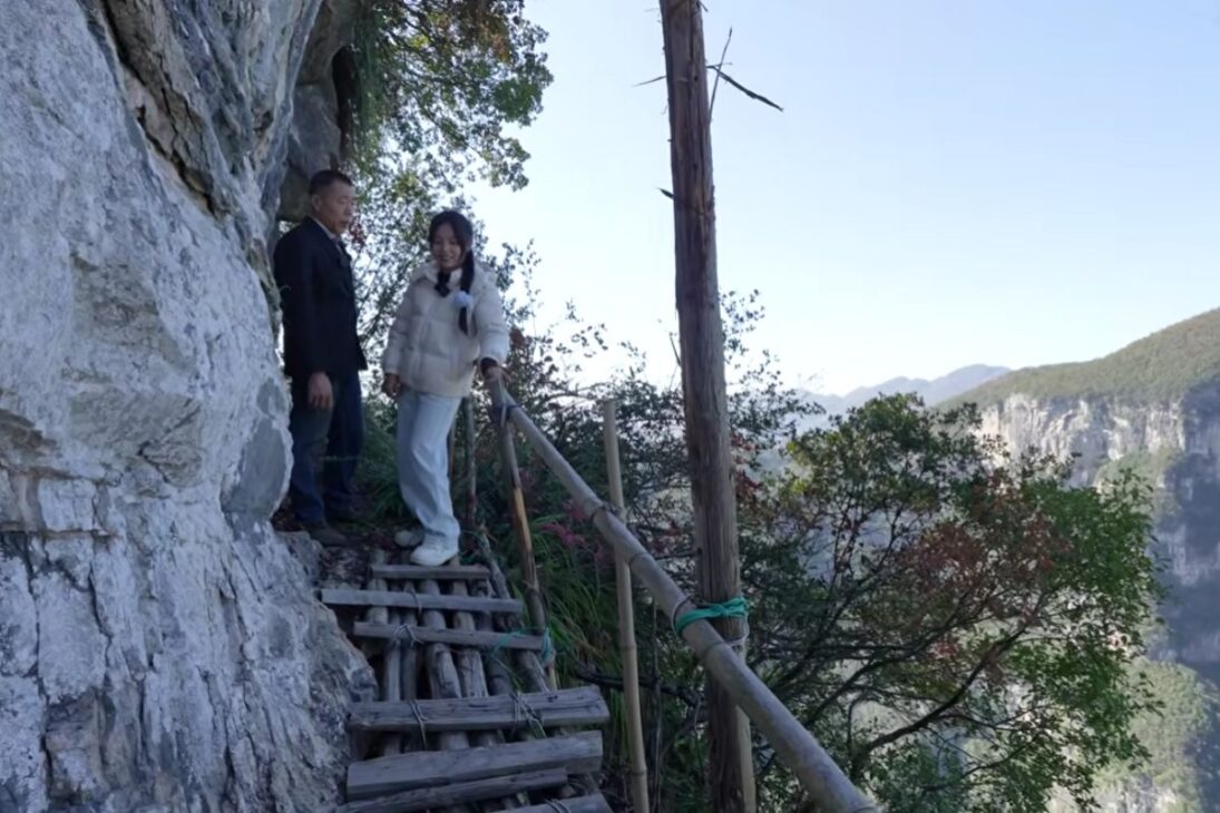 homem na China abre trilha panorâmica de cinco quilômetros em penhasco e transforma paisagem isolada com trabalho manual.