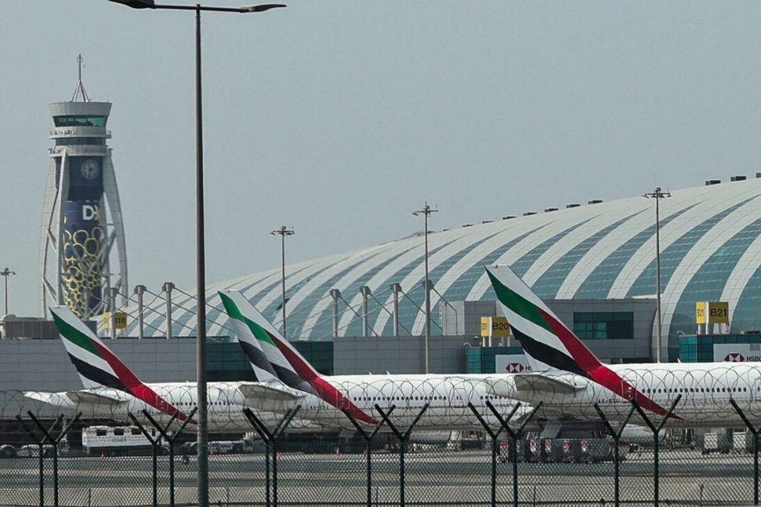 Dubai no Oriente Médio pressiona rotas aéreas, afeta companhias aéreas e levanta dúvidas sobre a economia global.