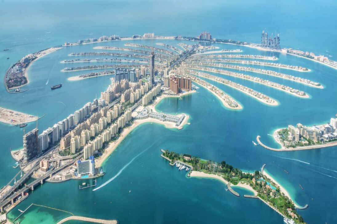 Dubai no Oriente Médio pressiona rotas aéreas, afeta companhias aéreas e levanta dúvidas sobre a economia global.