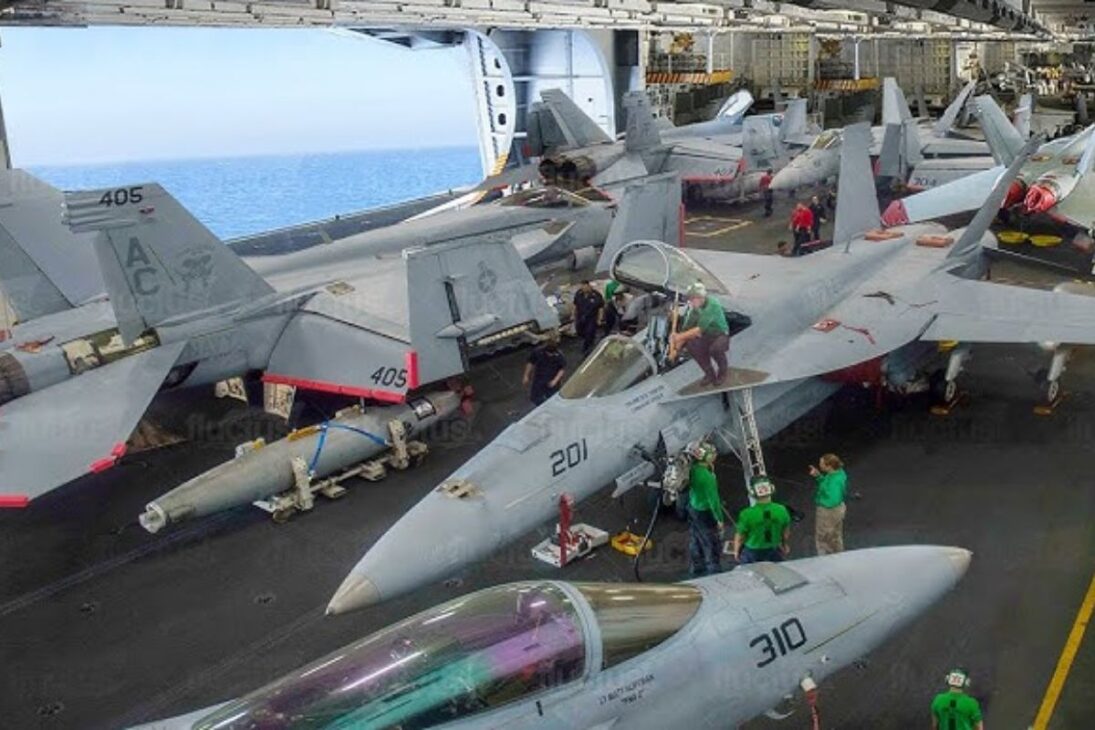 Porta-aviões enfrenta tempestade com jatos presos no convés e parte protegida no hangar, onde um único elo mal fixado pode transformar bilhões em perda imediata no oceano.