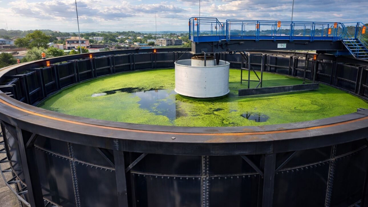 Tanque circular de tratamento de esgoto em estação sustentável com sistema de clarificação e estrutura metálica de operação.