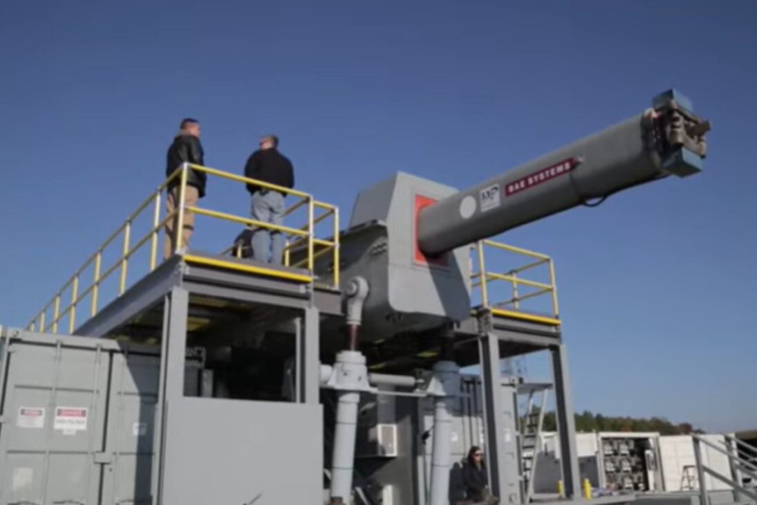 Canhão eletromagnético dos EUA une tecnologia e velocidade e pode impulsionar armas hipervelozes no cenário militar.