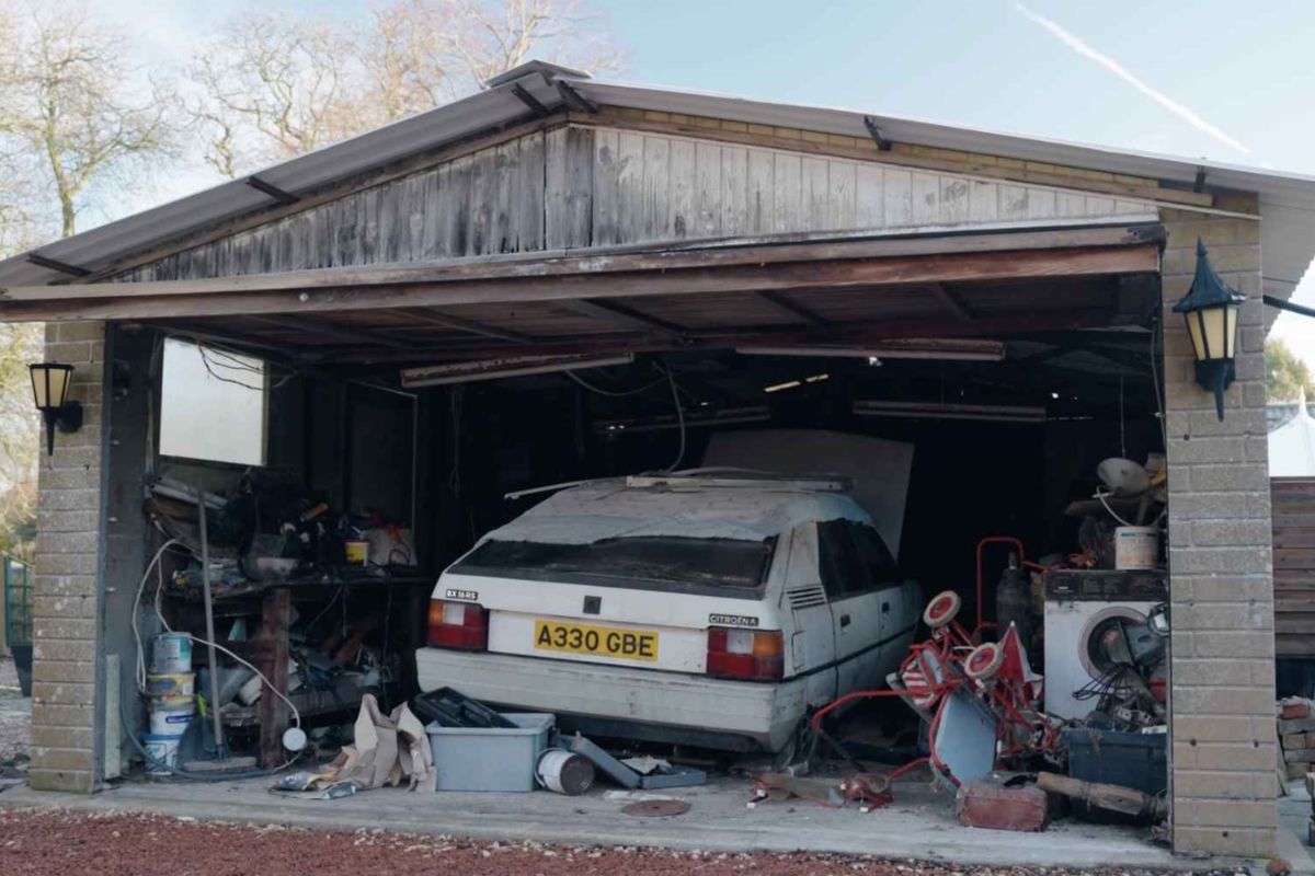 Ele comprou um carro novo, trancou no celeiro e ninguém abriu a porta por 38 anos. Quando a família entrou, o que encontrou parecia saído de um filme. Entenda.